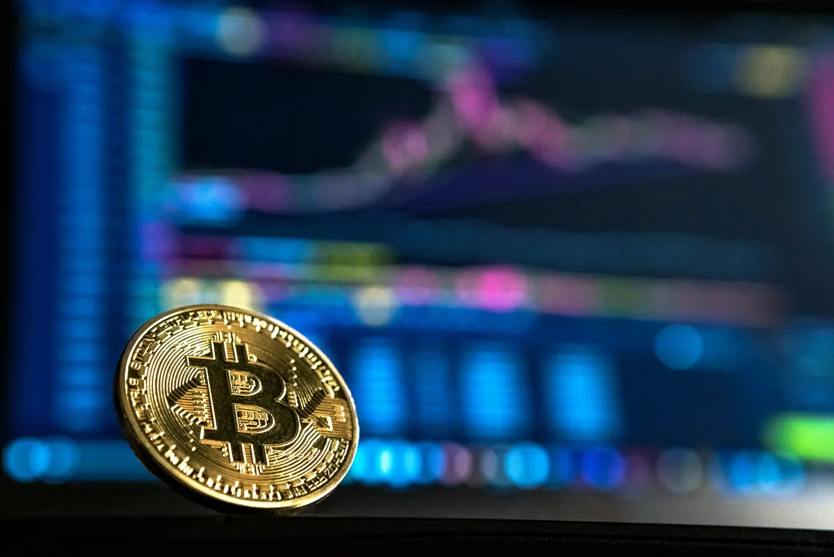 Cryptocurrency Market Shows Stability as Bitcoin Holds Gains in Weekend Trading