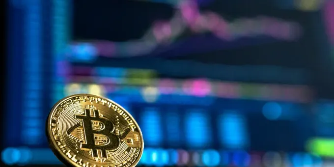 Cryptocurrency Market Shows Stability as Bitcoin Holds Gains in Weekend Trading