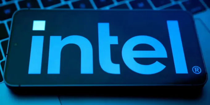 Intel Shares Rise After Analysts Predict Tight Supply of AI Server Chips