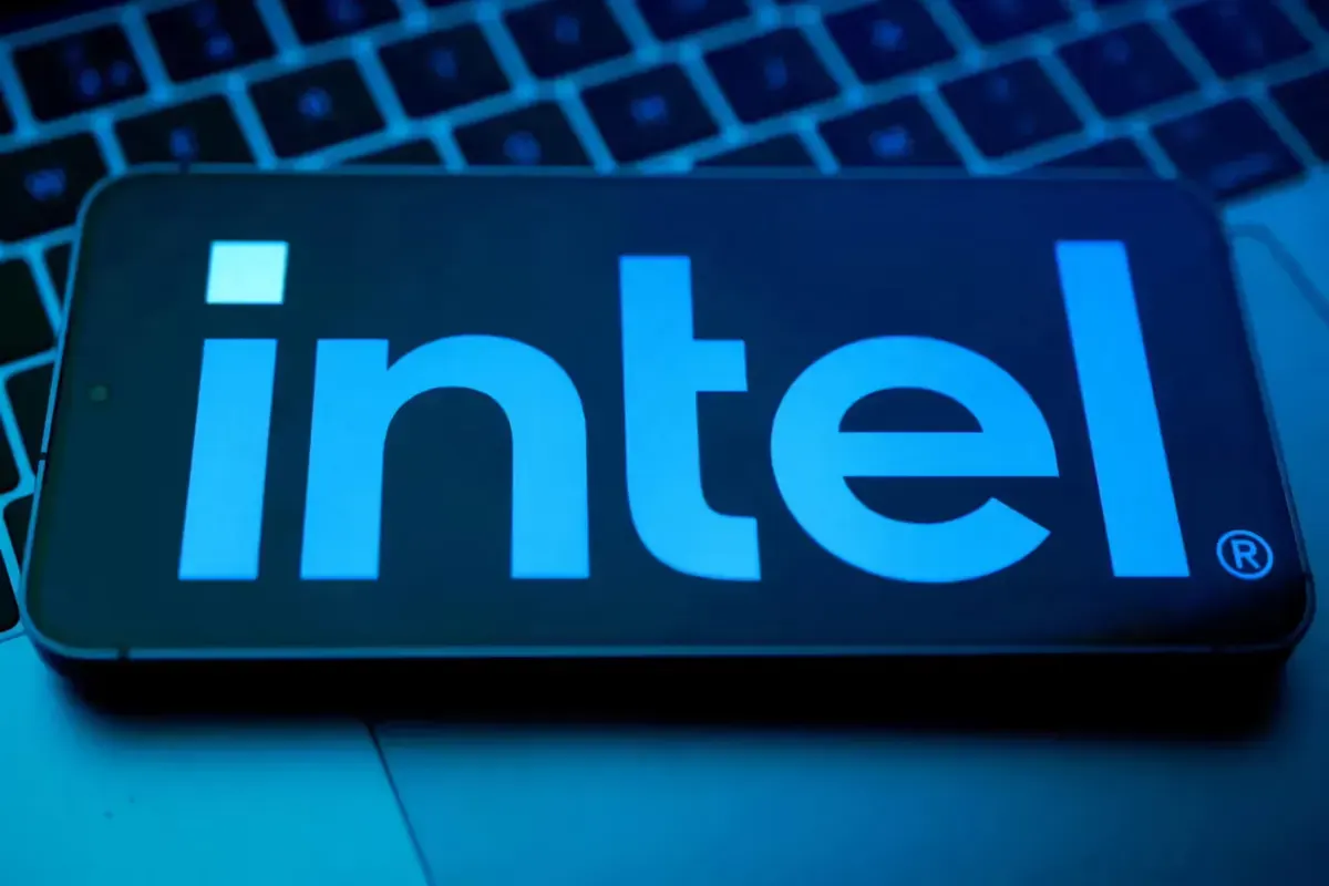 Intel Shares Rise After Analysts Predict Tight Supply of AI Server Chips