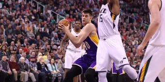 Lakers Edge Jazz in Tight Western Conference Battle