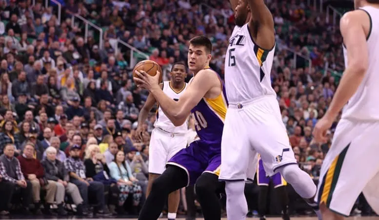 Lakers Edge Jazz in Tight Western Conference Battle